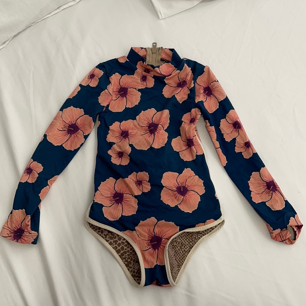 Honey ehukai in hibiscus 🌺